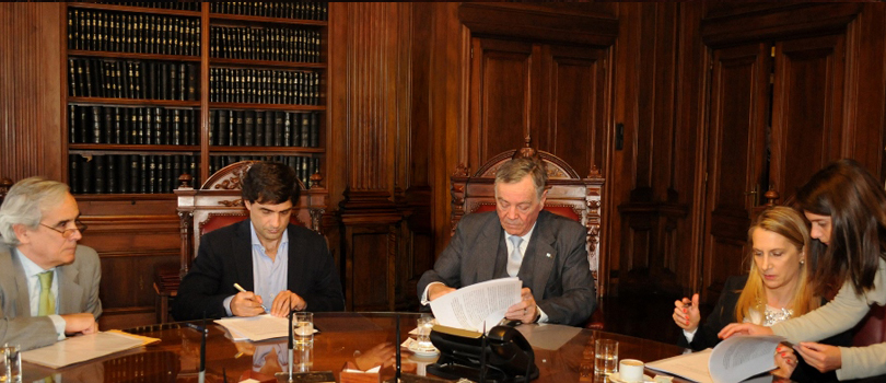 Acuerdo de modernizacin electrnica con el Ministerio de Economa y el Registro de la Propiedad.
